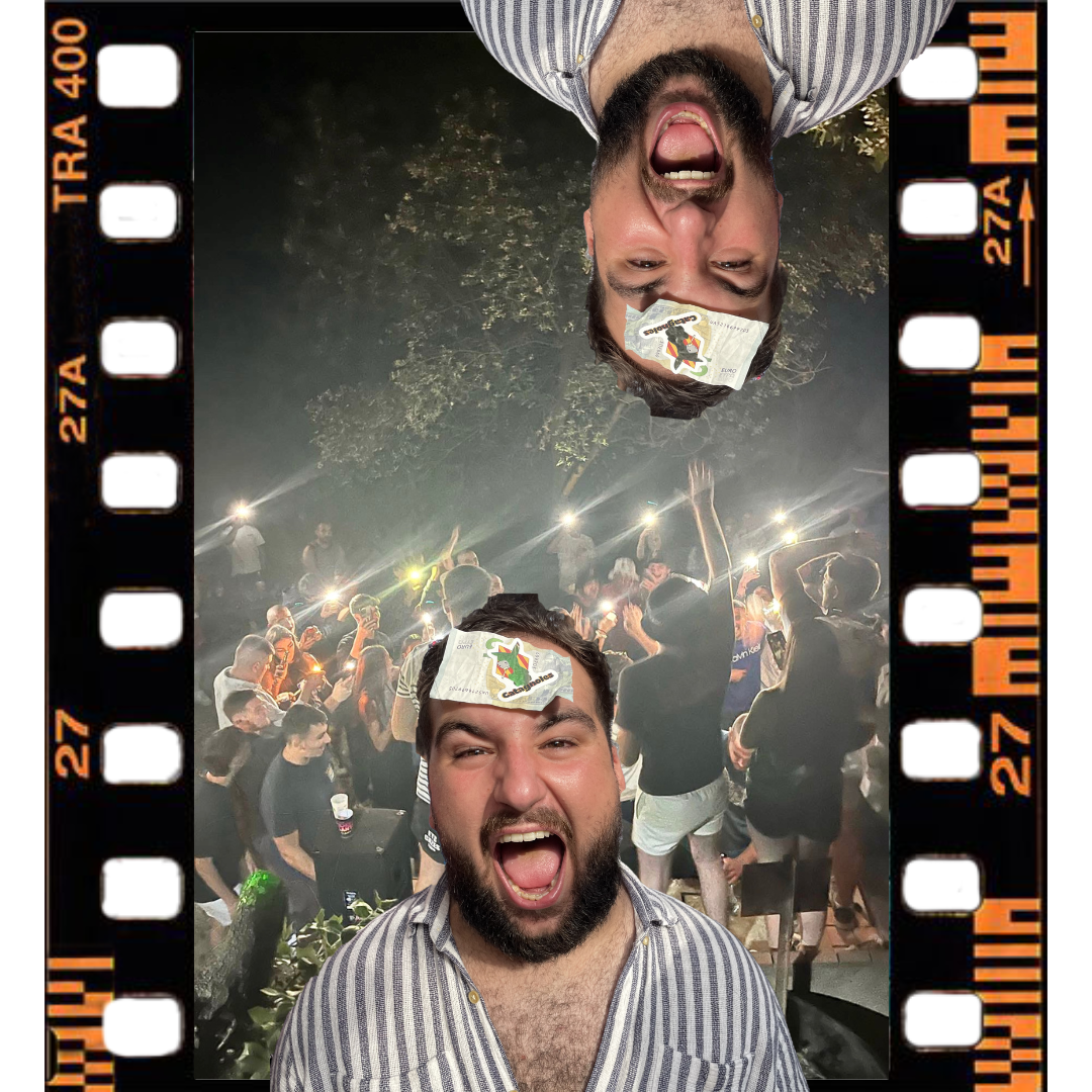 Homme criant de joie en pleine fête, célébrant dans une ambiance festive.