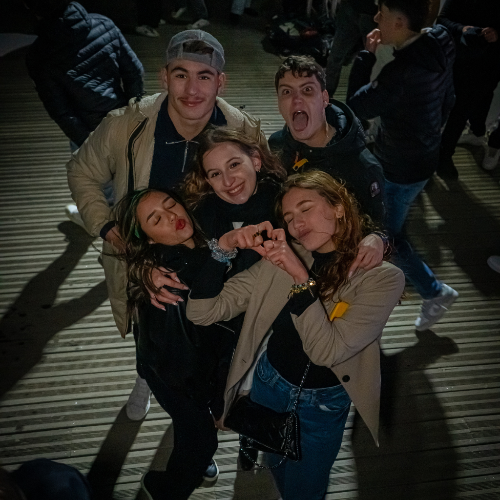 Photo dans laquelle nous pouvons voir des jeunes profiter de leur soirée 